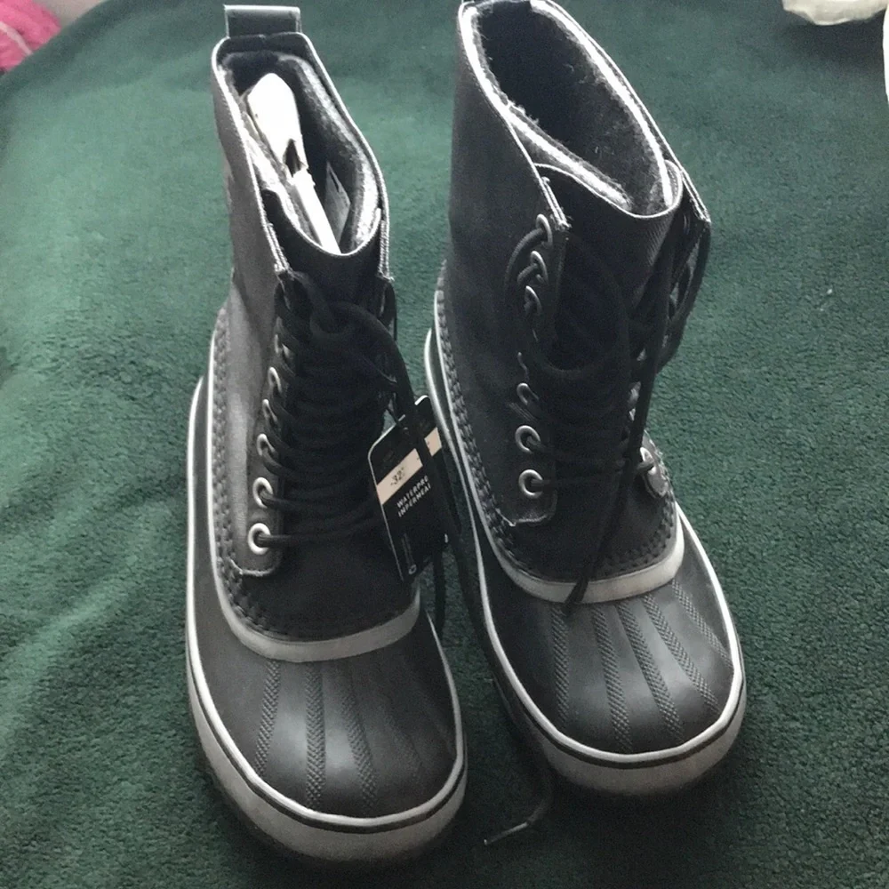 NWT Sorel 1964 CVS boot black size 6 or 8 Warm
